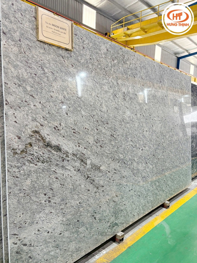 Cận cảnh tấm đá hoa cương Moon White tại kho