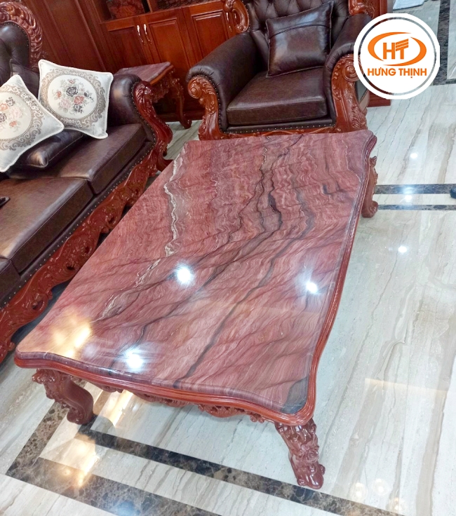 Mặt bàn bóng loáng tạo vẻ đẹp sang trọng