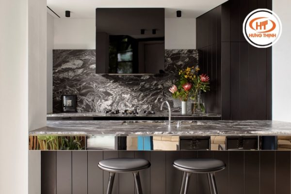 Phòng bếp phong cách hiện đại được ốp đá Granite Black Forest