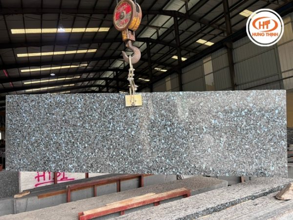 Mẫu đá Granite xanh xà cừ tinh tế với những đốm xanh mắt mèo