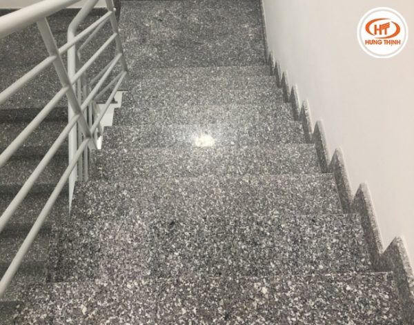 Mẫu cầu thang Granite Trắng suối lau phổ biến hiện nay