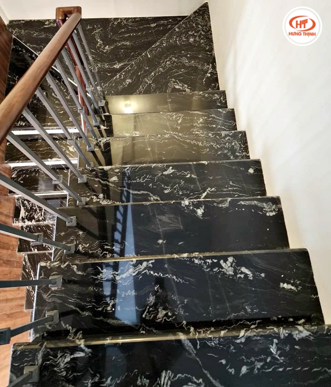 Đá Granite Black Forest được nhiều gia đình ở Việt Nam sử dụng ốp cầu thang