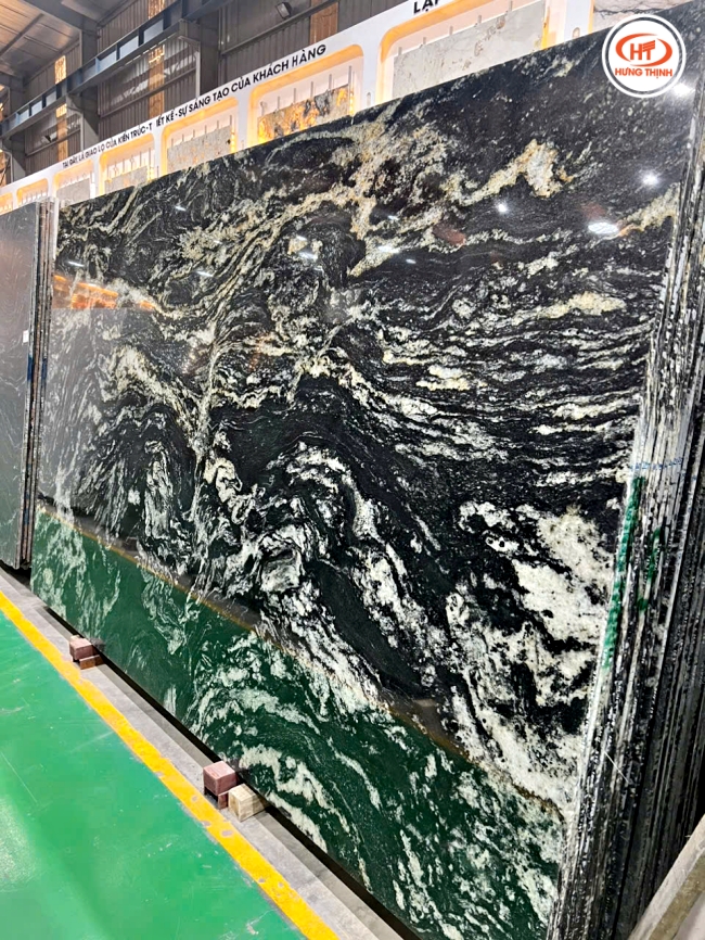 Các tấm đá đen Black Forest nhập khẩu tuyển chọn trước khi về kho 