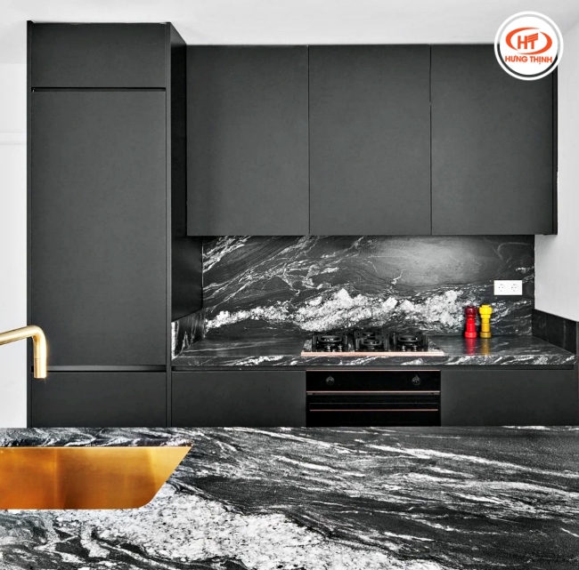 Bàn bếp và bàn đảo ốp đá Granite Black Forest đồng điệu với màu đen của tủ bếp 