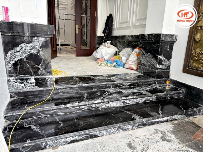 Tam cấp ốp đá Granite Black Forest đảm bảo tính chịu lực và chống trầy xước tốt 