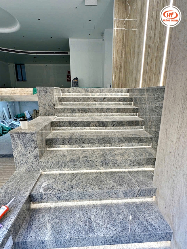 Đá Granite Ivory Fantasy ốp cầu thang kết hợp đèn led siêu nịnh mắt