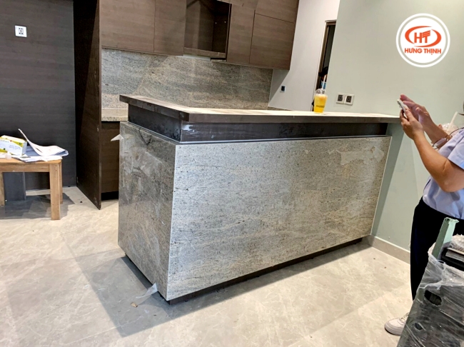 Nhờ độ cứng cao và dễ lau chùi nên Ivory Fantasy rất được ưa chuộng để ốp bếp