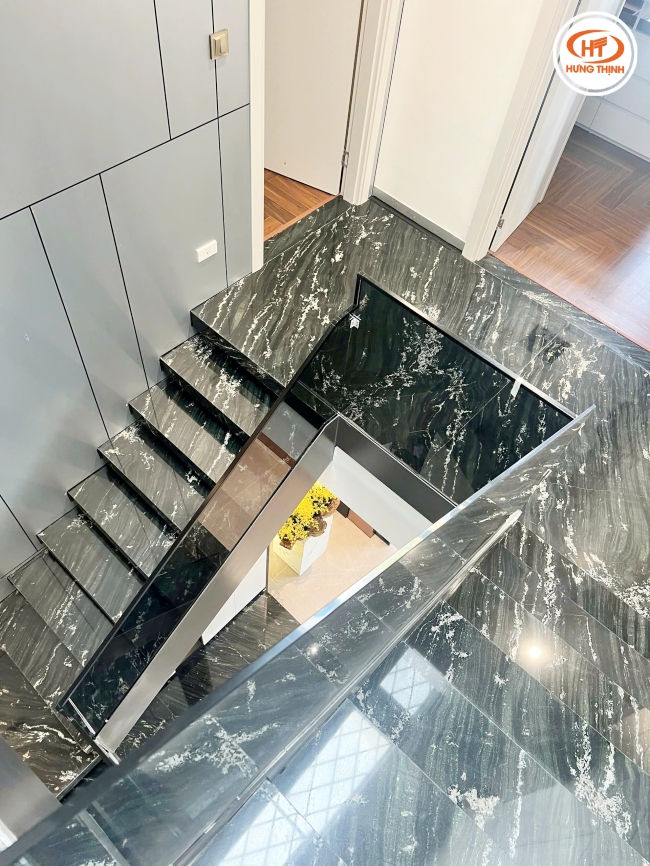 Đá Granite ốp cầu thang tạo điểm nhấn thu hút cho ngôi nhà