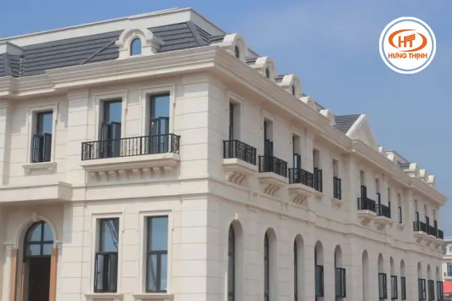 Đá Marble Moca Cream ốp tường tạo điểm nhấn cho thiết kế.