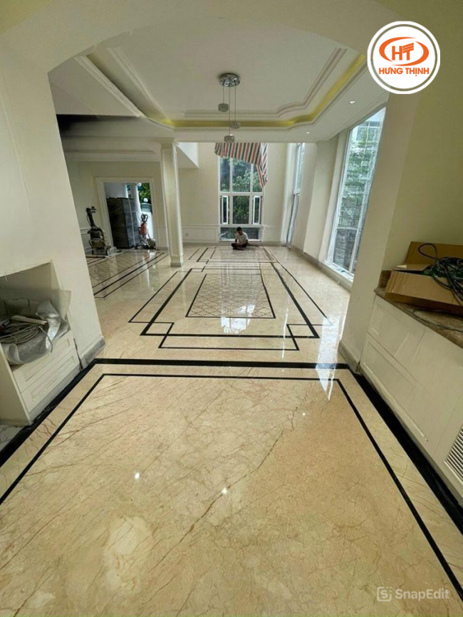 Sàn lát bằng đá Rosalia Light Beige Marble giúp không gian trông thoáng đãng, rộng rãi