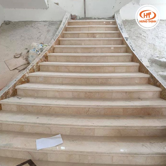 Đá Rosalia Light ốp cầu thang mang vẻ đẹp sang trọng và hiện đại cho không gian