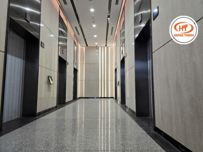 Vẻ đẹp ấm áp, sang trọng của Đá Marlbe Vân Gỗ Cát được Hưng Thịnh thể hiện qua từng đường nét ốp tường sảnh chung cư Mỹ Đình Pearl.