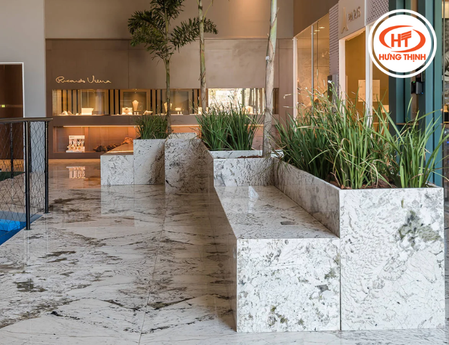 Sảnh dùng đá granite Aplinus Gold ốp tạo cảm giác mát mẻ và gần gũi