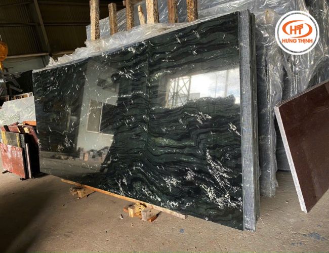 Đá Granite Oliva Green với màu xanh lá đặc biệt trên nền đen bóng