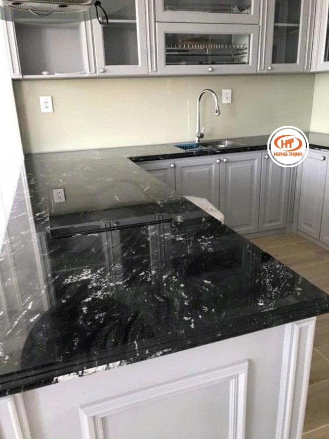 Độ bóng cao cùng khả năng chống thấm tốt của đá Granite Olivia Green phù hợp cho ốp bàn bếp