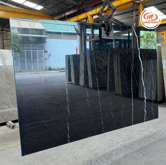 Màu đen huyền bí cùng đường vân trắng của đá Marble đen chỉ trắng