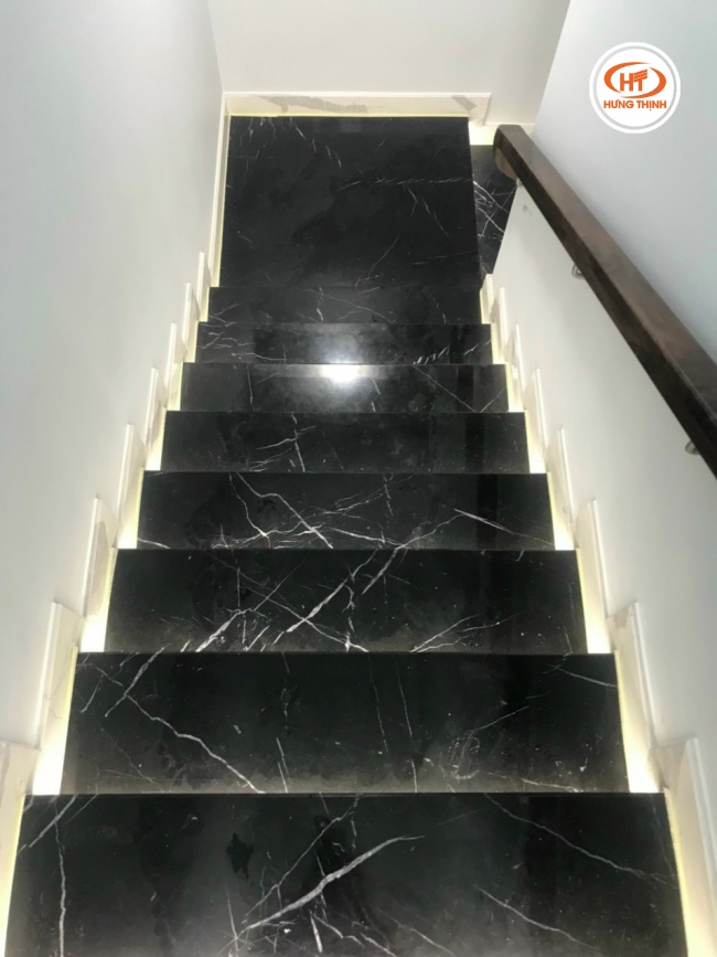 Đá Marble đen chỉ trắng ốp cầu thang chống trơn trượt, đảm bảo an toàn