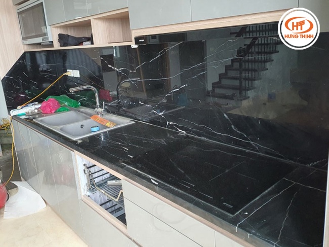 Đá Marble đen tia chớp khả năng chịu nhiệt cao, dễ dàng vệ sinh