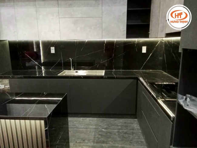 Ốp bếp bằng đá đen tia chớp tăng tính thẩm mỹ và sang trọng cho căn bếp