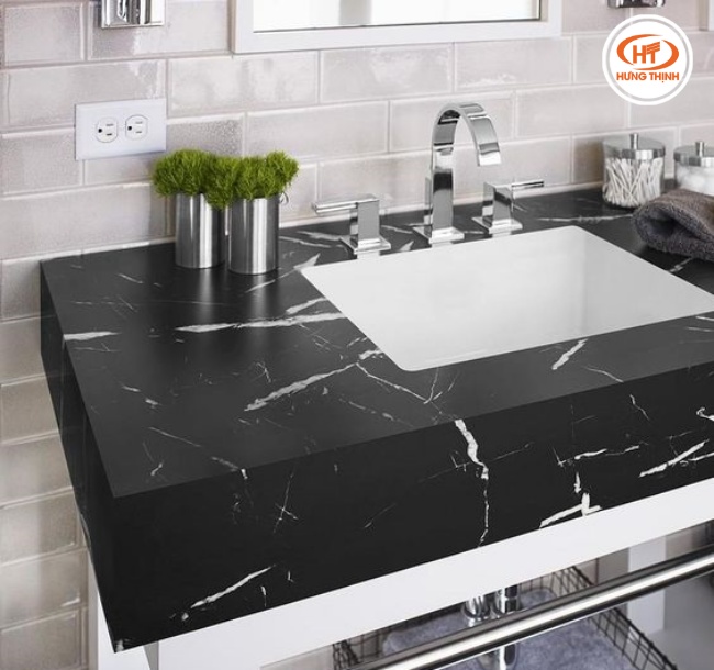 Đá Marble đen chỉ trắng ốp lavabo tạo cảm giác dễ chịu, thư giãn cho phòng tắm
