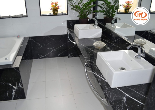 Lavabo ốp đá đen tia chớp tạo cảm giác sang trọng cho không gian