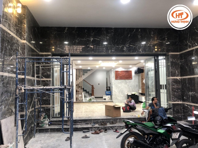 Đá đen vân tia chớp ốp mặt tiền làm diện mạo ngôi nhà trở nên ấn tượng