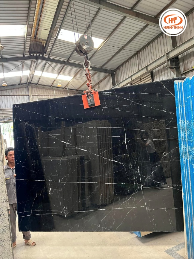 Đá đen tia chớp tại kho đá Hưng Thịnh