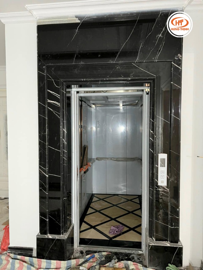 Ốp thang máy với đá Marble đen chỉ trắng thể hiện sự đằng cấp của công trình