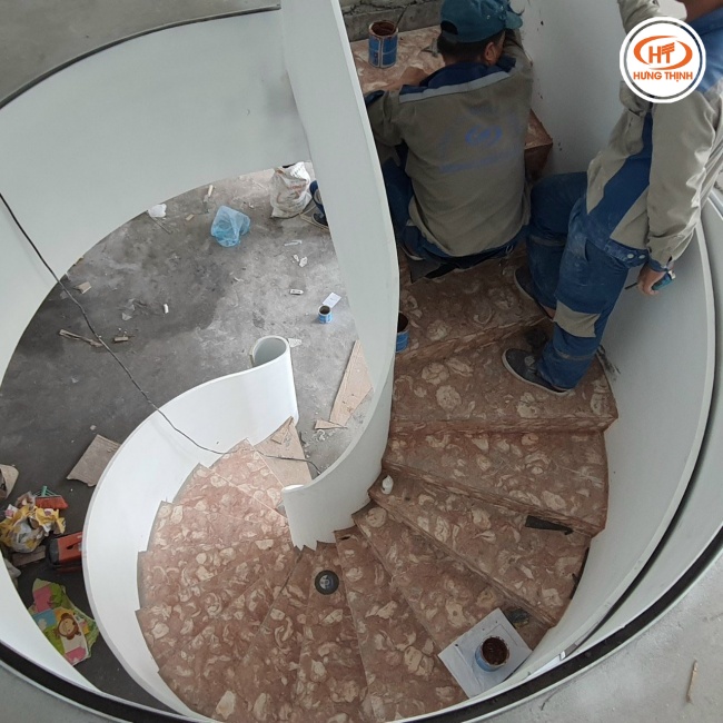 Thi công cầu thang ốp đá cẩm thạch Hồng Sò