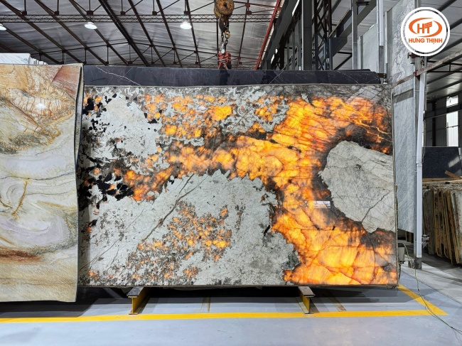 Đá Granite xuyên sáng làm nổi lên đường vân và màu sắc độc đáo