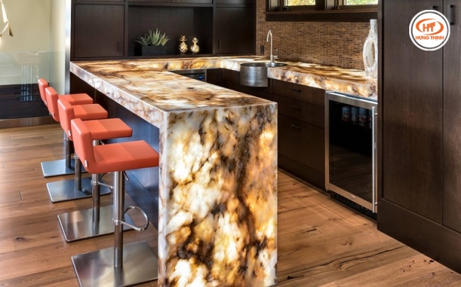 Ốp bếp bằng tranh đá xuyên sáng Onyx