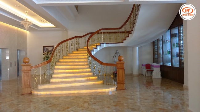 Tranh đá xuyên sáng ốp cầu thang làm thêm phần sang trọng cho thiết kế