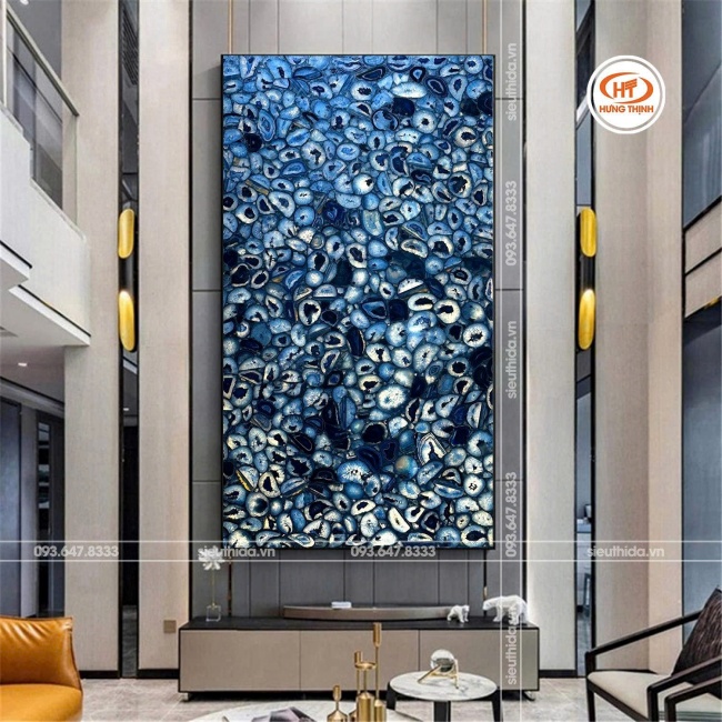 Ốp tường phòng khách bằng tranh đá xuyên sáng mang lại vẻ đẹp độc đáo cho không gian