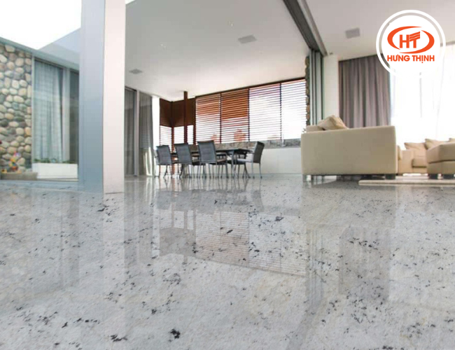 Sàn nhà ốp đá hoa cương Colonial White làm mở rộng không gian 