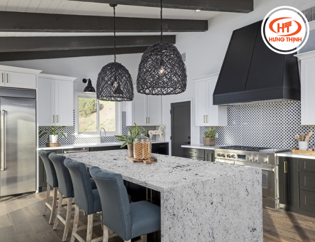 Thiết kế hiện đại kết hợp với bàn ăn bằng đá hoa cương tắng Colonial White