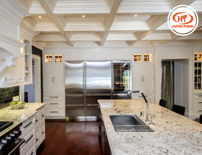 Căn bếp thiết kế phong cách Châu Âu sử dụng đá Granite Colonial White làm bàn đảo
