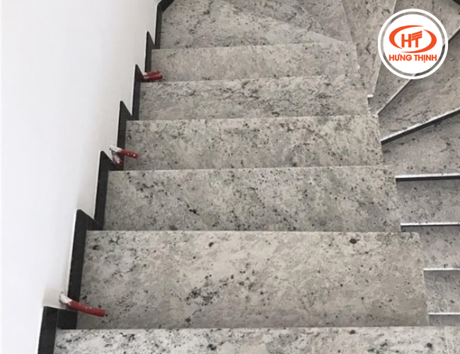 Cầu thang ốp đá Granite Colonial White tạo vẻ đẹp trang nhã nhưng không kém phần cứng cáp 