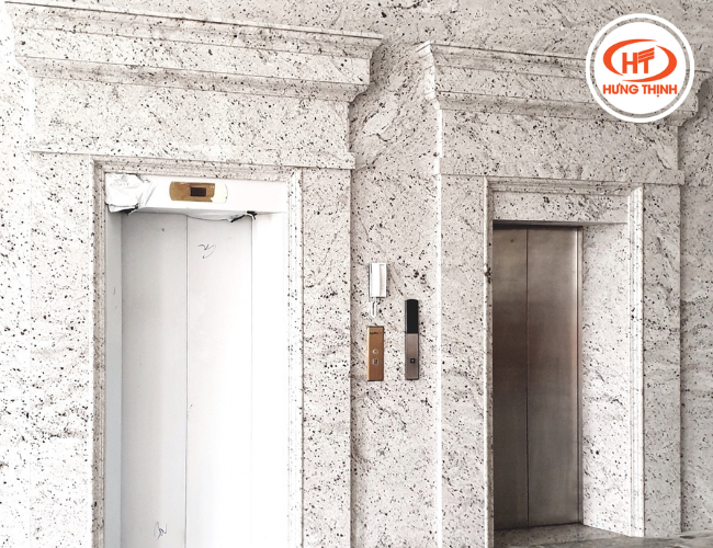 Đá granite Colonial White ốp khu vực thang máy giúp không gian trở nên sáng sủa