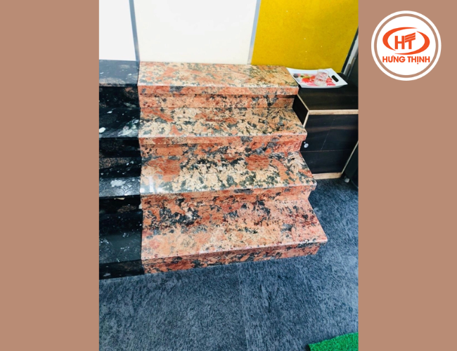 Đá granite Volcano kết hợp hài hòa với loại đá khác ốp tam cấp