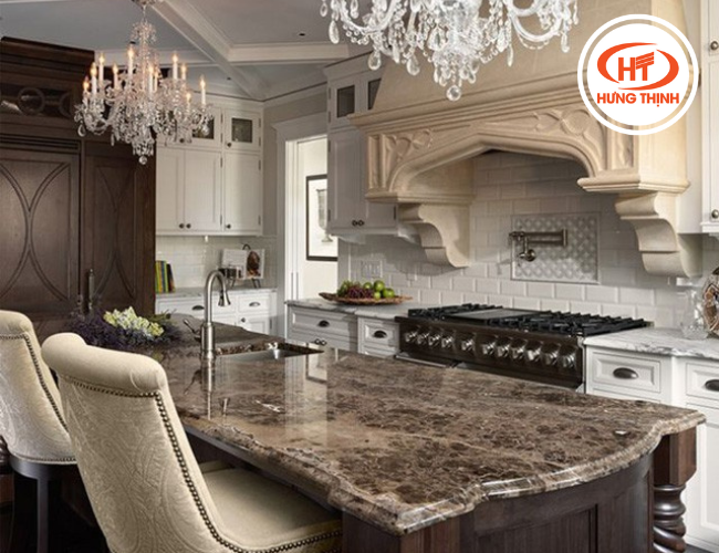 Đá Marble nâu đậm thường dùng trong căn bếp Châu Âu hoặc cổ điển 