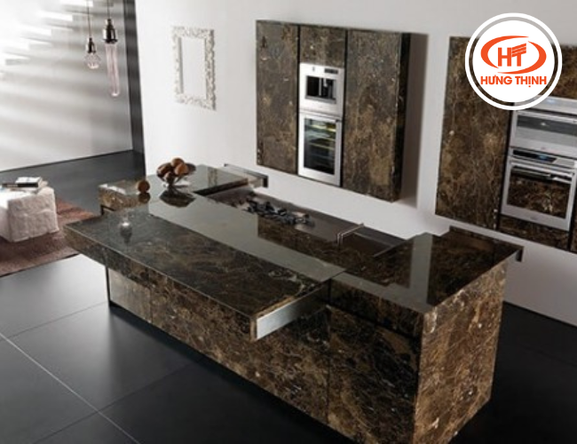 Khu vực bàn bếp sử dụng full đá nâu đậm Tây Ban Nha tạo điểm nhấn 