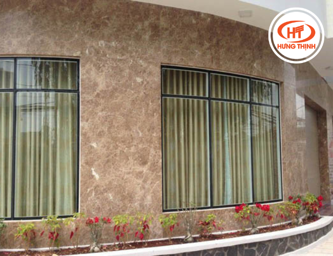 Mặt tiền ốp đá nâu đậm Tây Ban Nha mang phong cách Châu Âu 