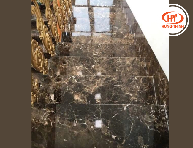Tông màu trung tính ốp cầu thang giúp không gian sạch sẽ 