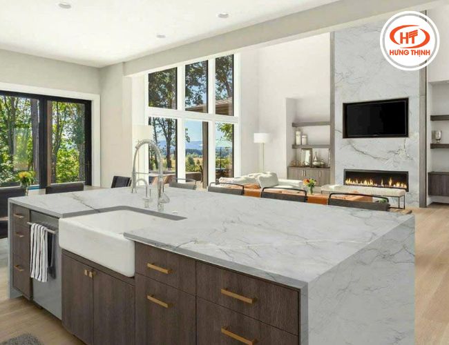 Đá thạch anh Mont Blanc phù hợp với không gian bếp nhờ độ bền và chống ngấm ố tốt