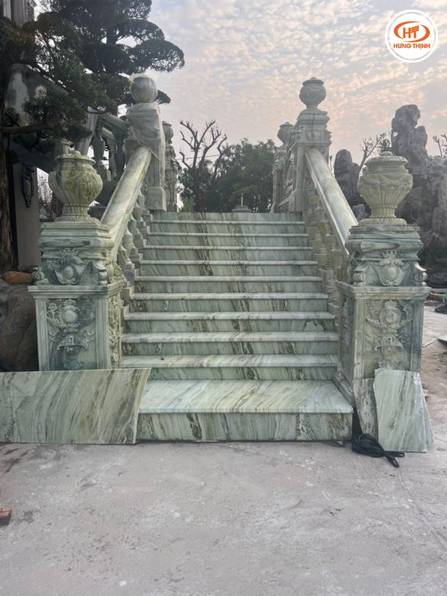 Đá cẩm Xanh Ngọc Văn Chấn ốp cầu thang nhiều phong cách thiết kế
