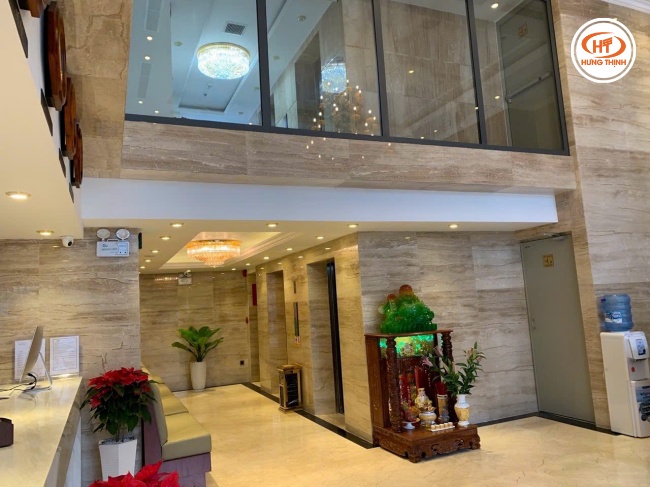 Ốp tường bằng đá cẩm thạch Vân Gỗ Thẳng khiến không gian vừa ấm áp vừa sang trọng