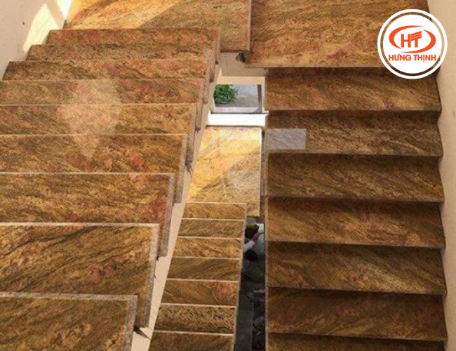Cầu thang ốp đá vàng hoàng gia mang lại điểm nhấn đẳng cấp cho căn nhà 