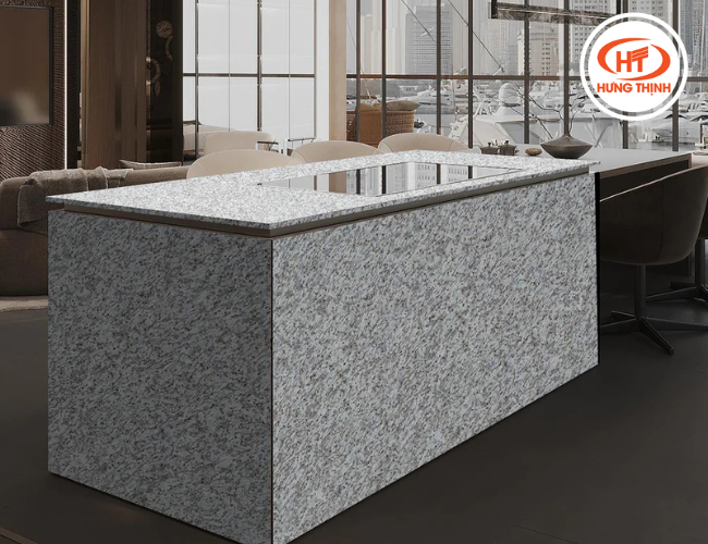 Đá Granite Moon White ốp full khu vực bàn đảo tạo cảm giác chắn chắn