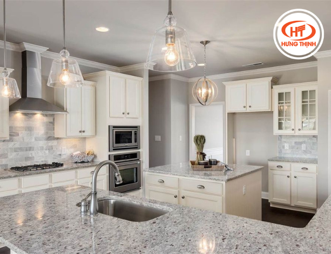Bếp màu trắng kết hợp với đá Granite Moon White
