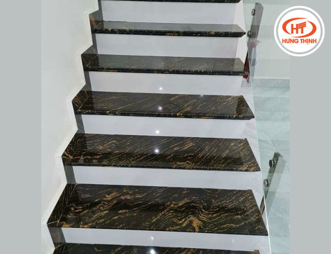 Cầu thang ốp đá Granite Titanius kết hợp với cổ bậc mặc trắng